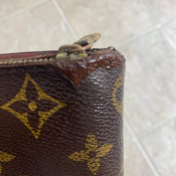 Louis Vuitton authentic bi fold wallet with coin zipper - Picture 3 of 13